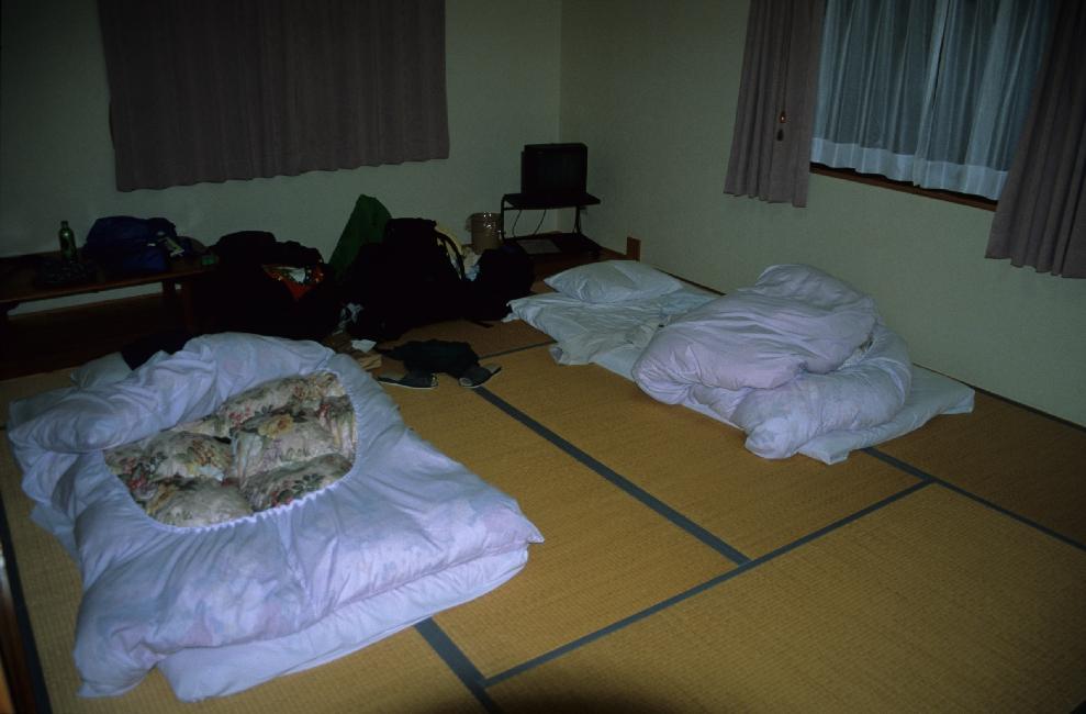 Nous déplions les futtons sur les tatamis, vierges de tout mobilier.