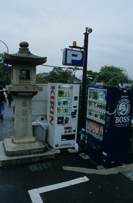 Partout, des distributeurs de sodas, de bière et de cigarettes.