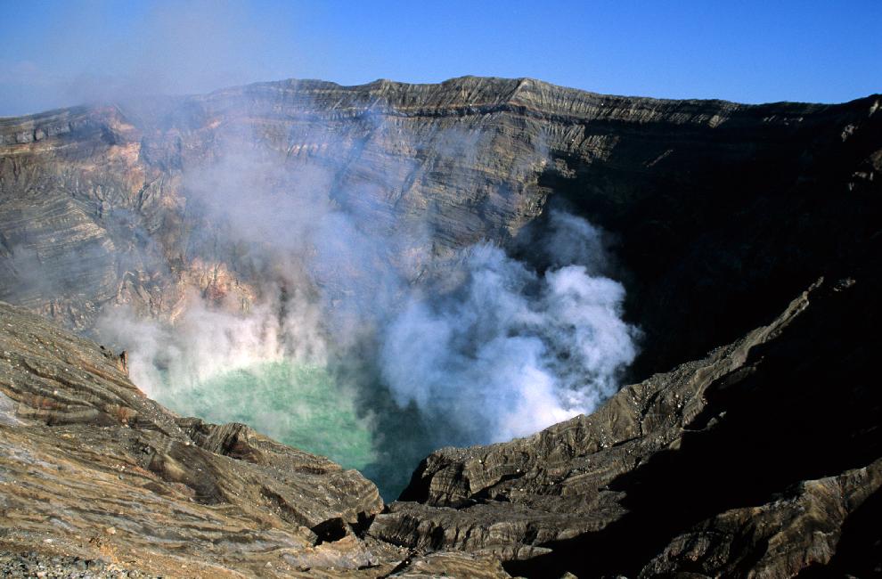 Vue plongeante vers le lac d'acide du Naka Dake.