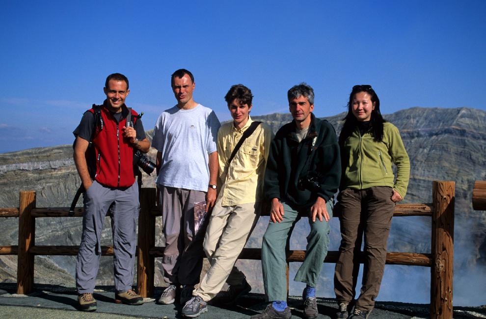 Arnaud, moi même, Bruno, Jean-Paul et Mezu, devant le Naka Dake.