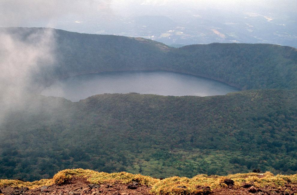 Vue vers le lac Ohnami, dans une trouée du brouillard.