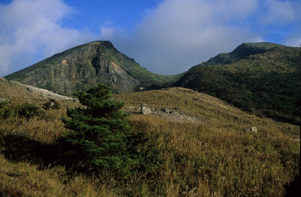 Vue vers le Karakuni Dake ; nous montons sur le flanc droit du cratère.