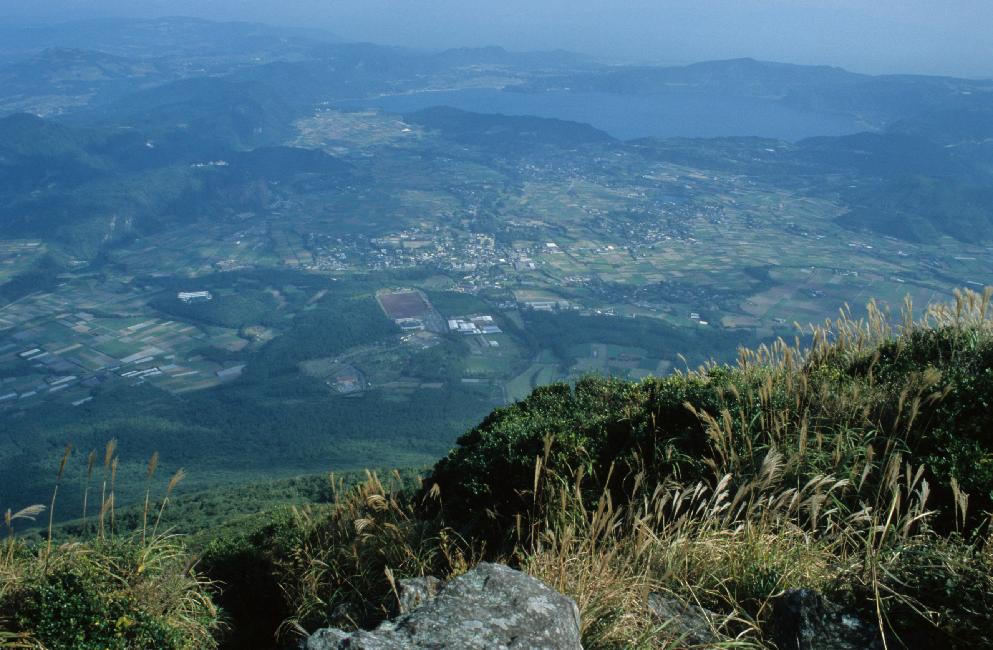 Depuis le Kaimon Dake, on aperçoit le lac Ikeda Ko