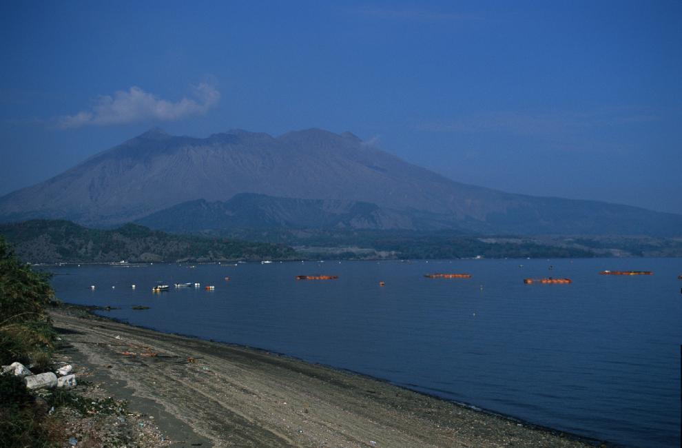 La coulée de gauche a raccordé le Sakurajima à Kyushu en 1914
