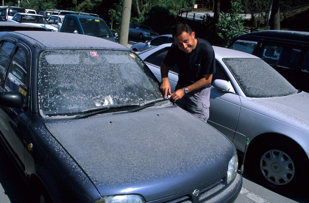Arnaud recueille des retombées de la dernière éruption