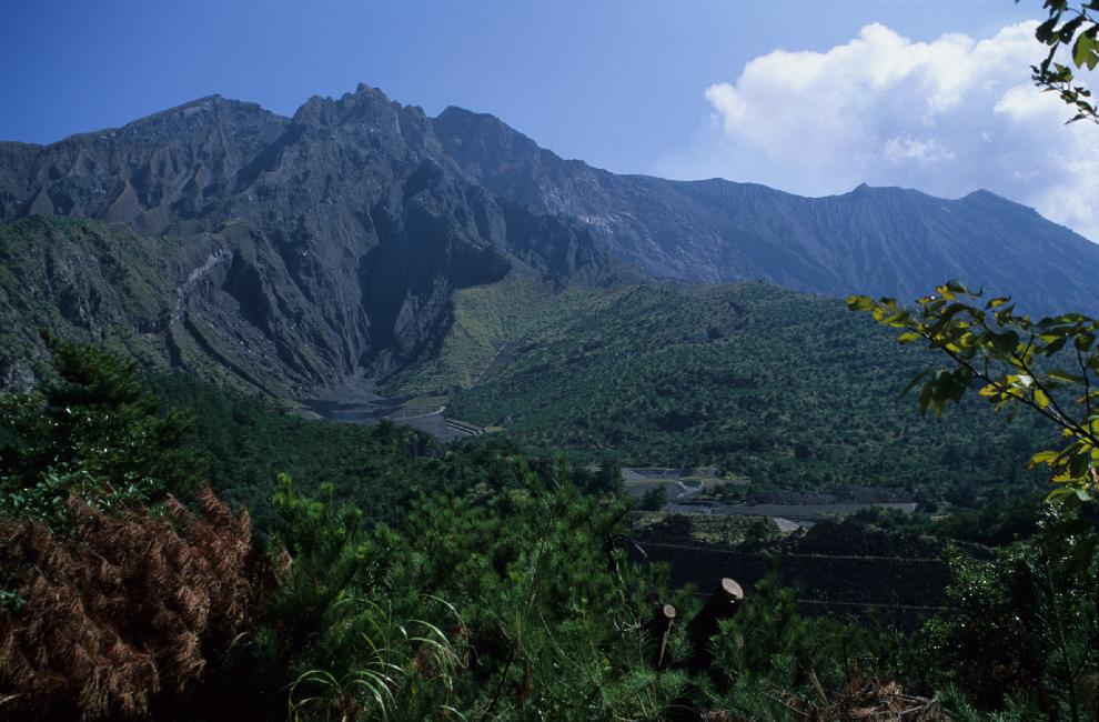 Le cratère actif se trouve à droite