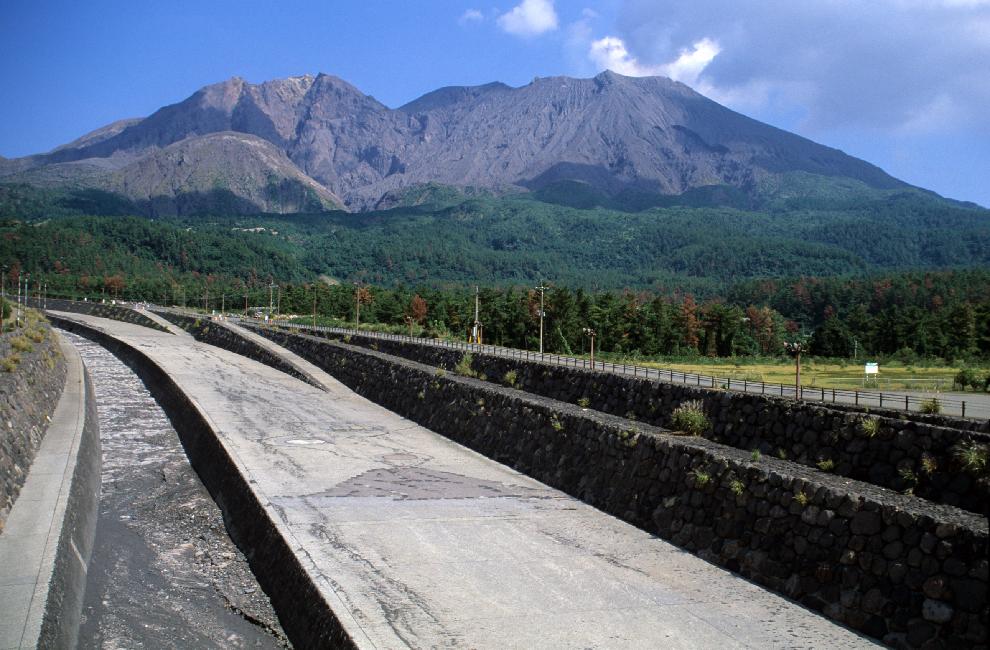 Ouvrage de canalisation des lahars, devant le Sakurajima