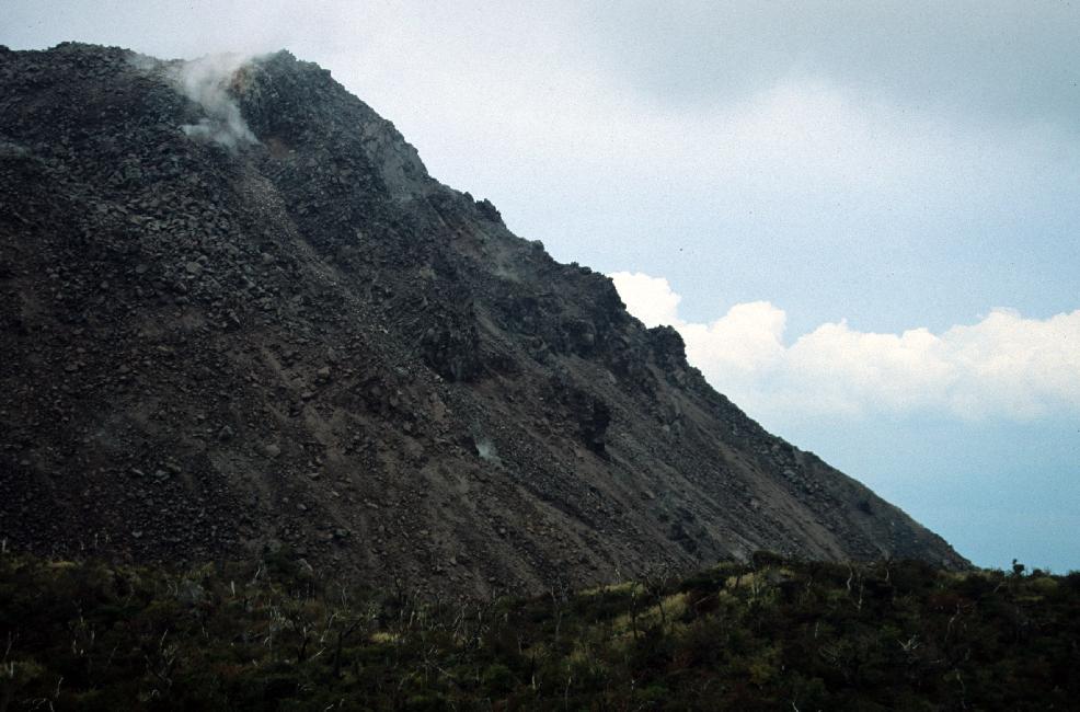Le dôme de lave, abrupt et instable
