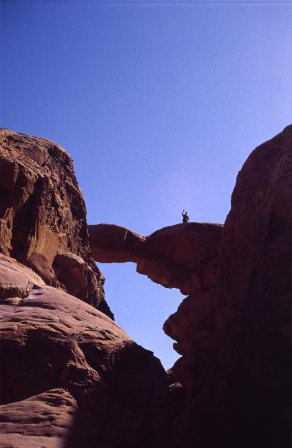 L'arche naturelle domine le paysage