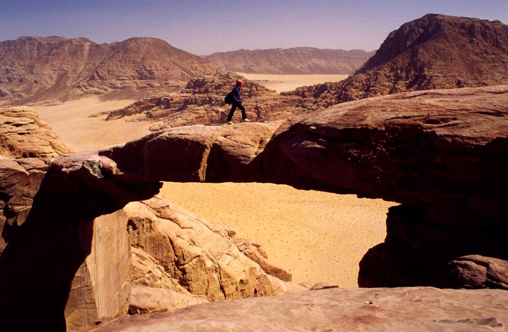 Sophie sur l'arche qui domine le Wadi Rum, beaucoup plus bas...