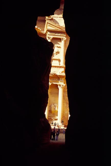 La façade majestueuse de la Kazneth apparaît au bout du défilé