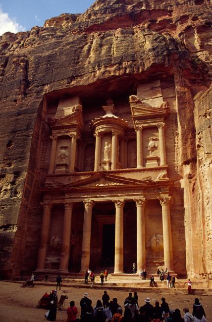 Taillée dans la falaise El Farasah, la Kazneth fait 40m de haut et 28m de large