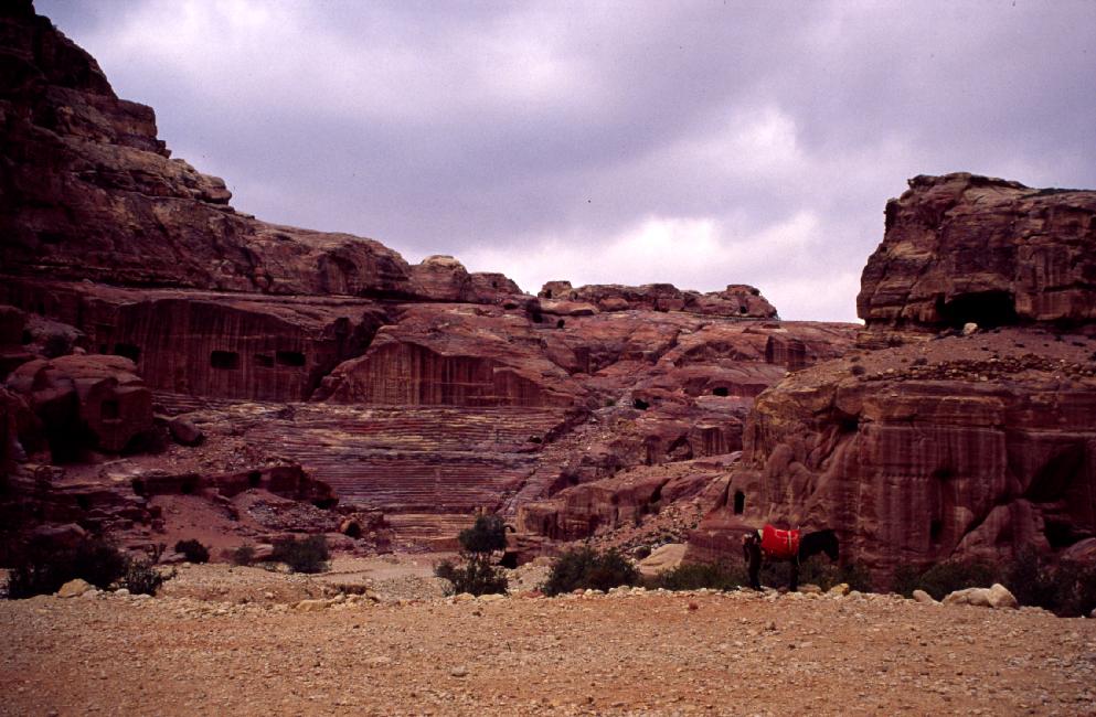 Construit entre -4 et 27, ce théâtre Nabatéen qui pouvait accueillir 3000 spectateurs fut détruit par un tremblement de terre en 363