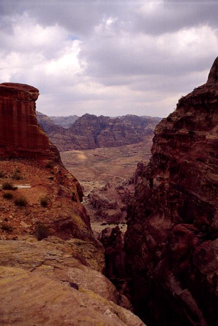 Vue sur le site, pendant la montée vers le haut lieu