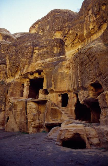 Premier contact avec les nécropoles et salles de banquets, dans le Siq El Bared