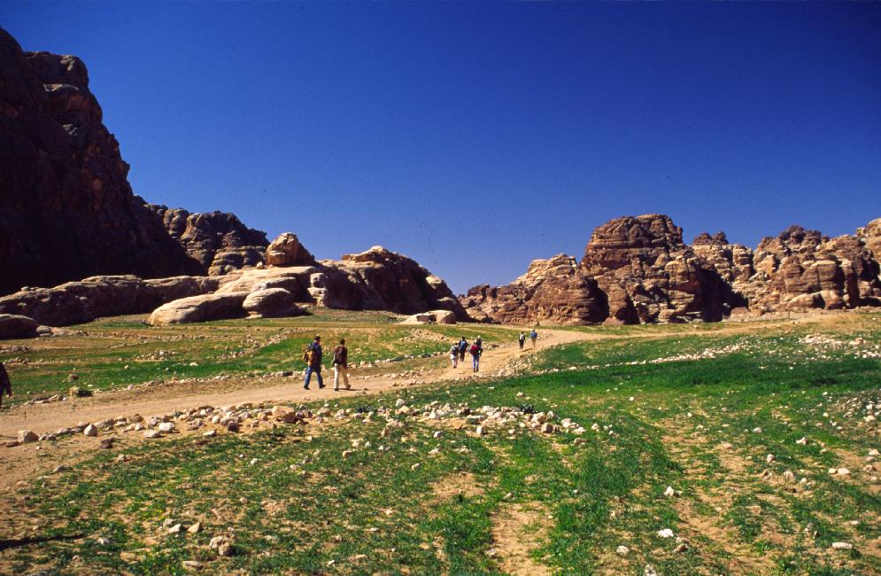 Le groupe en marche, entre le site archéologique de Beidha et Pétra