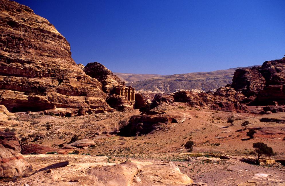 Le Deir, ou monastère, apparaît enfin
