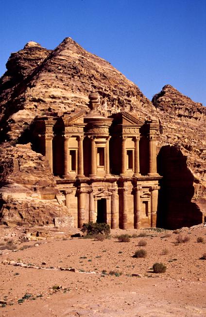 Creusé dans la falaise, le Deir fait 45 mètres de large et 42 mètres de haut