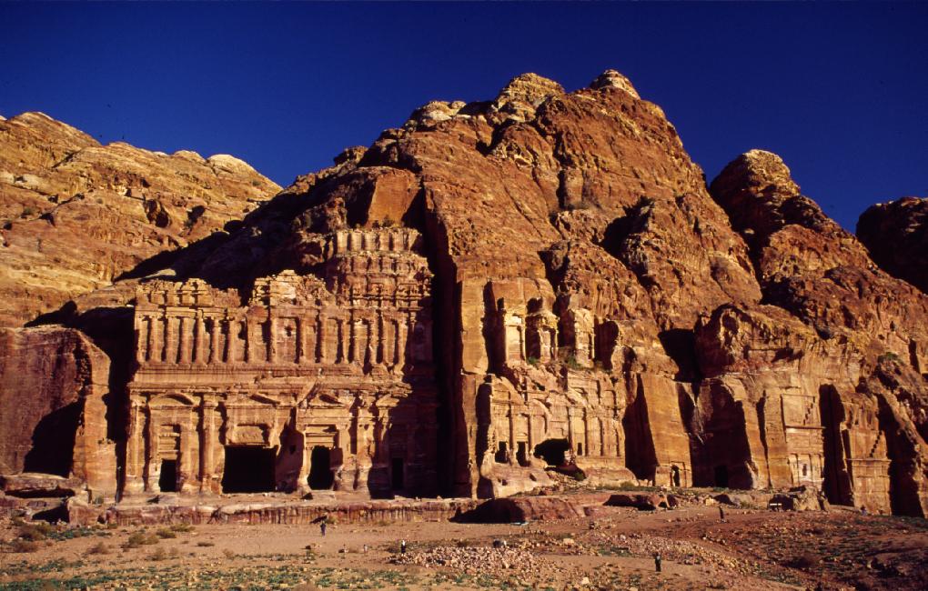 De gauche à droite, le tombeau à étages et le tombeau Corinthien