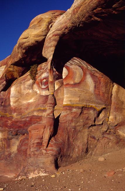 Irisation de la roche, dûe à l'érosion