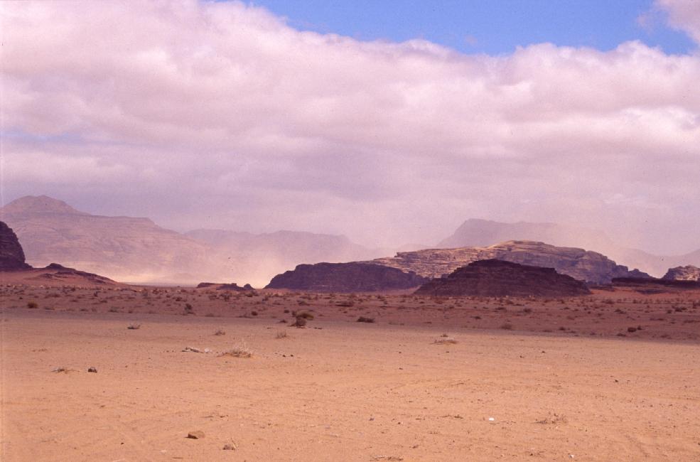 Le vent soulève des nuages de sable, toxiques pour les appareils photos...