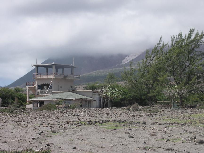 La tour de contrôle, dominée par une petite coulée pyroclastique