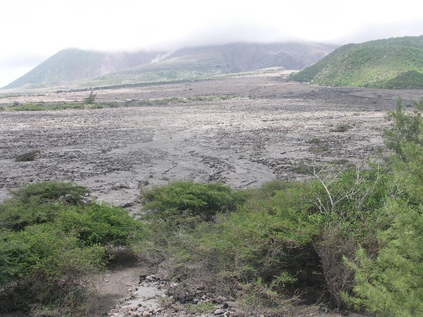 Vue vers le volcan, depuis la tour de contrôle