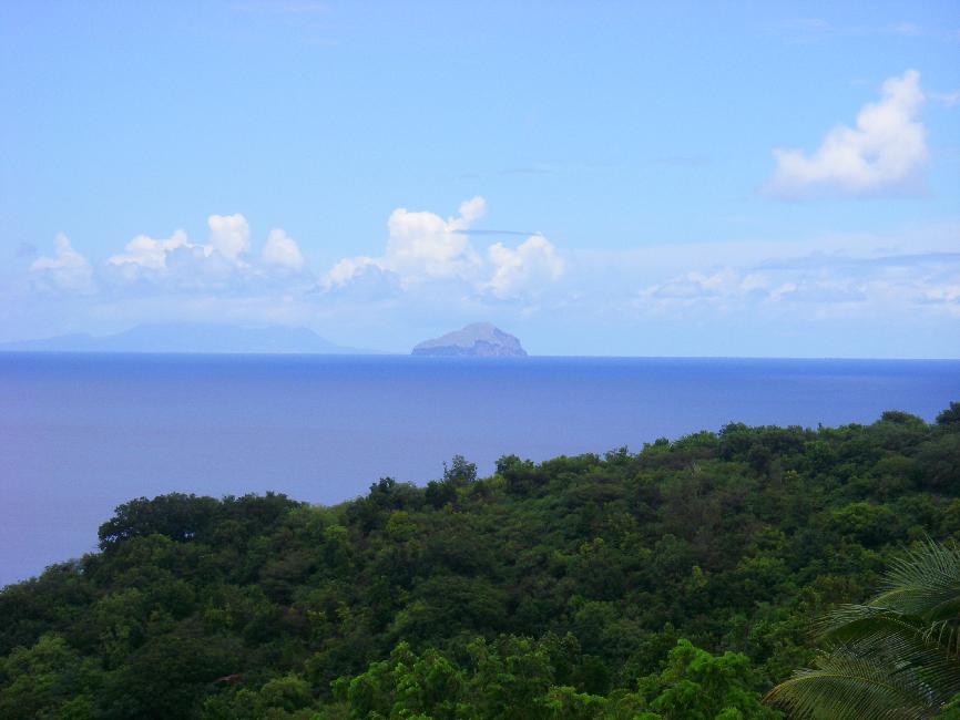 Vue sur l'île de Redonda, et, au fond, Saint Kitt's
