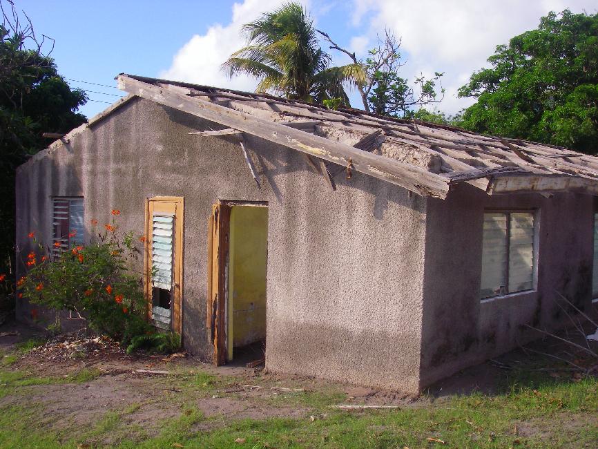 Le toit de cette maison n'a pas résisté au poids des cendres