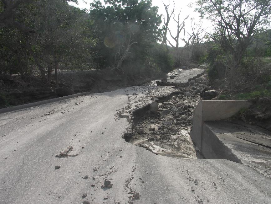 Les routes sont progressivement emportées par les lahars