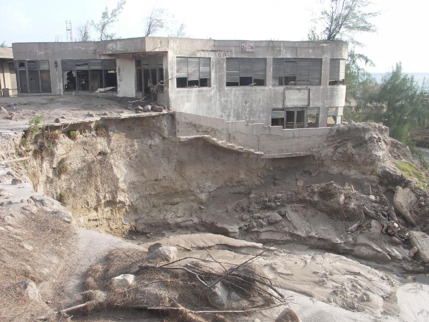Nous arrivons dans la rue parallèle au rivage