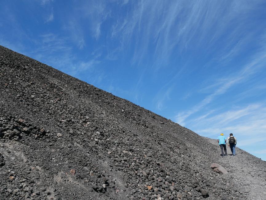 Montée sur les flancs de la caldeira