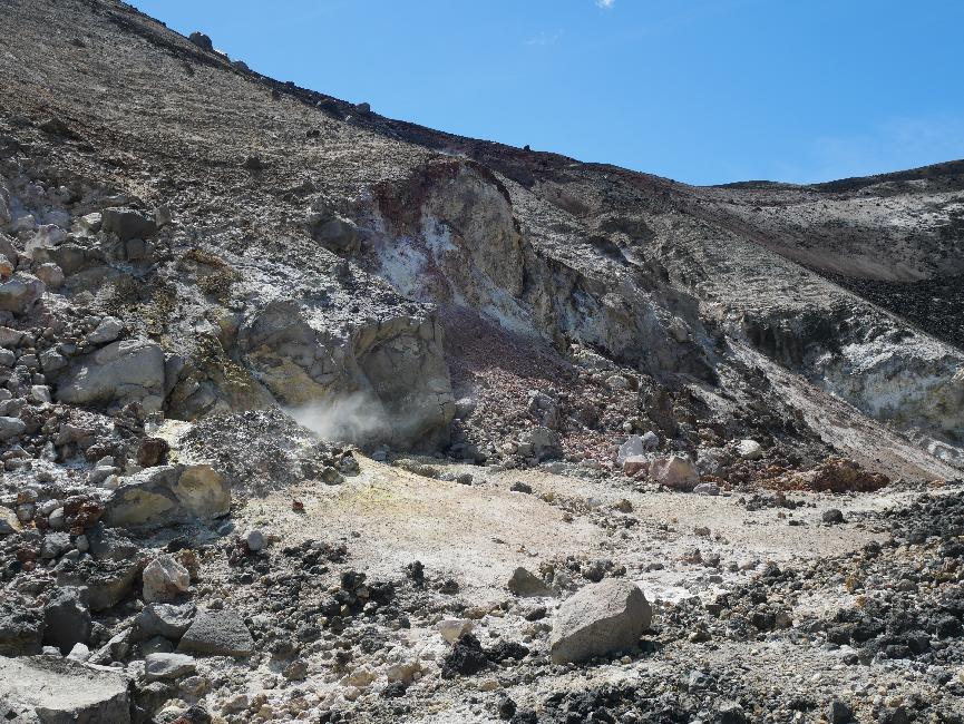 Zone de fumerolles, dans la caldeira