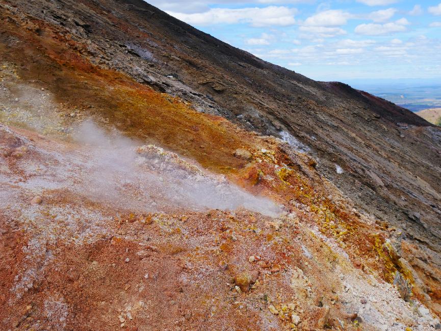 Zone de fumerolles, dans le cratère