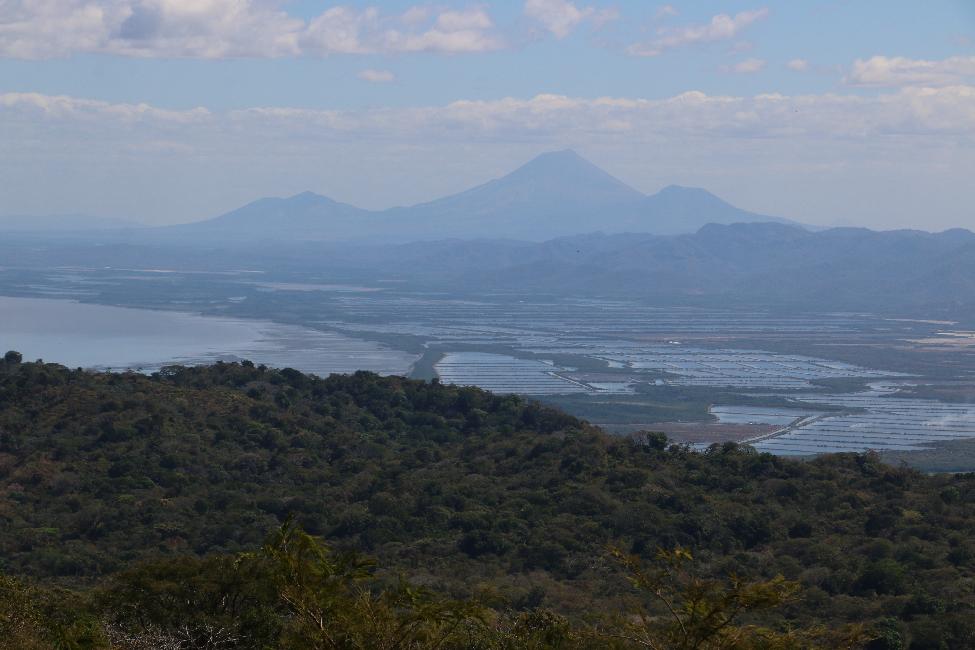 Vue sur un élevage de crevettes, et le San Cristobal