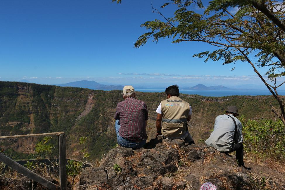 Contemplation des volcans du Honduras et du Salvador