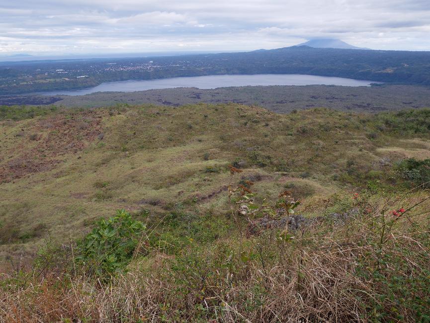 La caldeira et le lac, depuis le sommet du volcan
