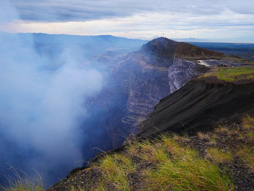 Le belvédère public, dominé par une croix