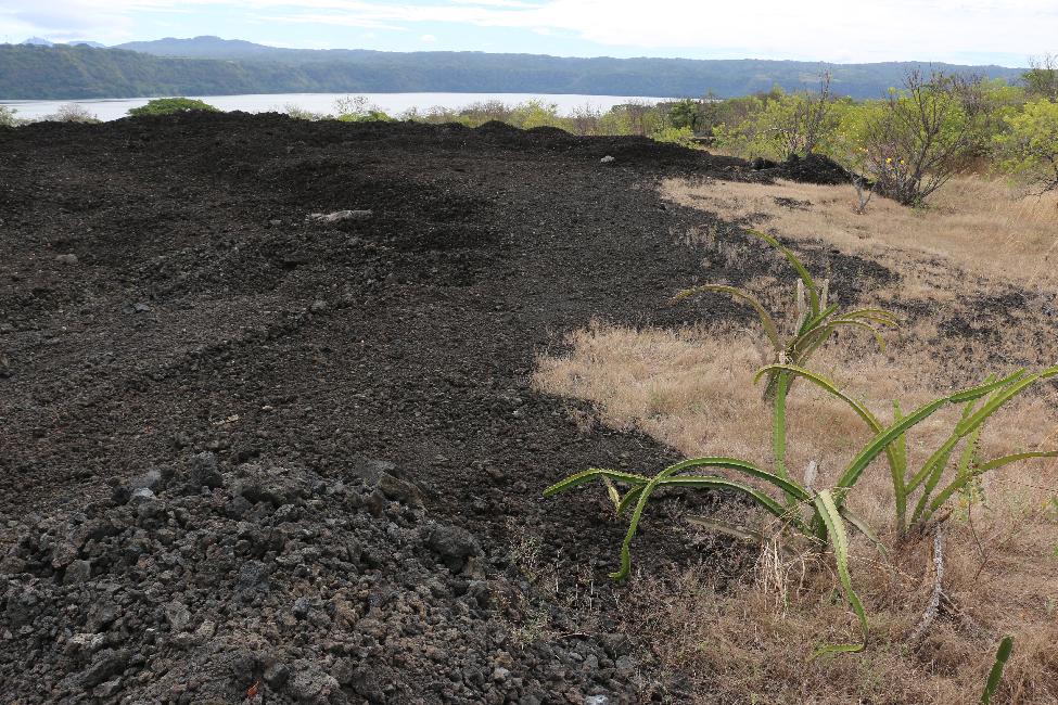 Coulée de lave, dans la caldeira