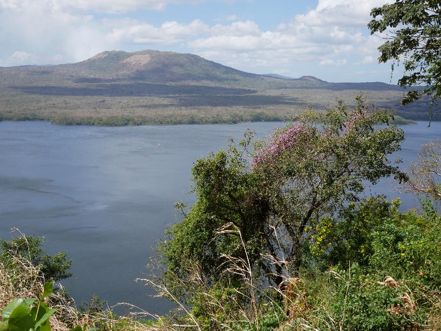 Le volcan et le lac, depuis le belvédère de la ville de Masaya