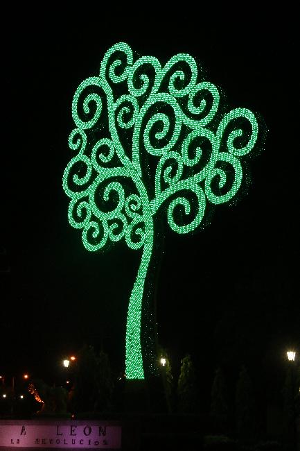 Monument d'entrée en ville de León... la nuit