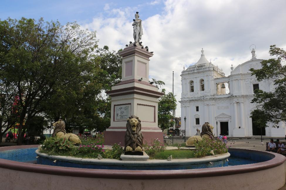Devant la cathédrale