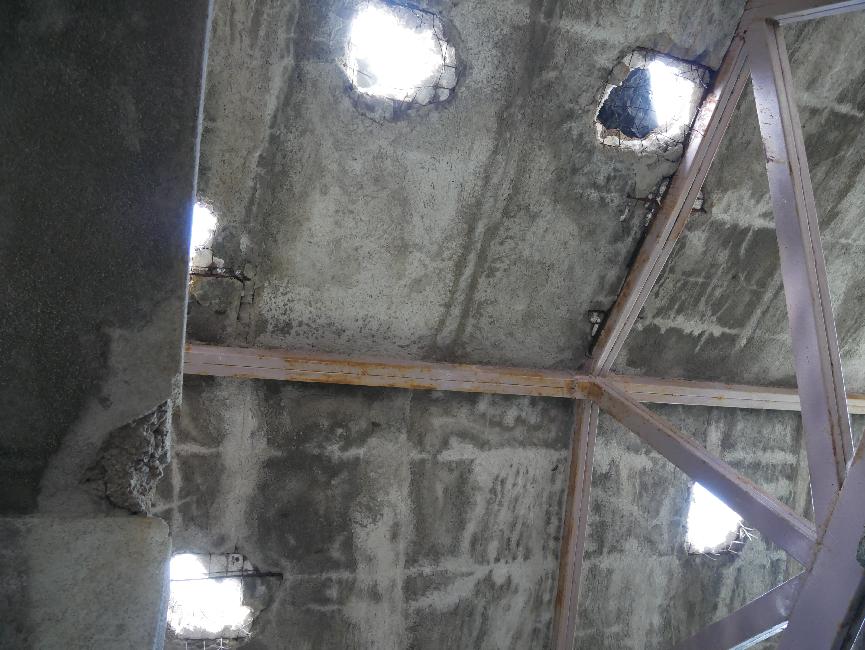 Piste d'accès au volcan ; ruines du restaurant