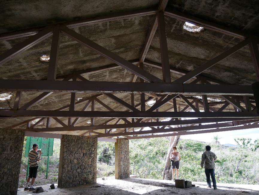 Piste d'accès au volcan ; ruines du restaurant
