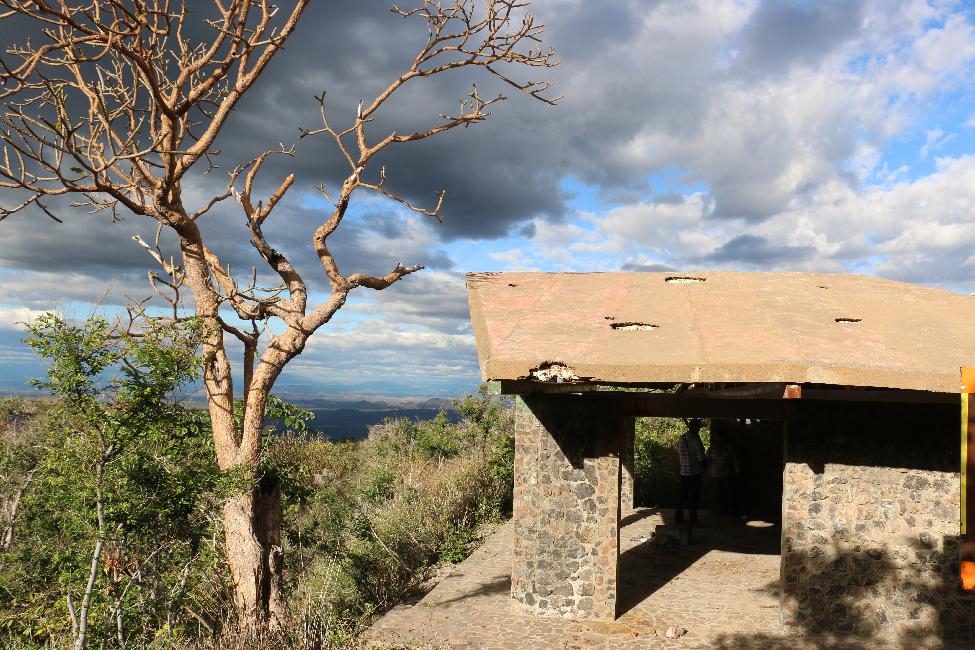 Piste d'accès au volcan ; ruines du restaurant
