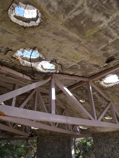 Piste d'accès au volcan ; ruines du restaurant