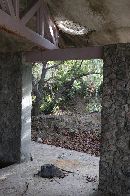 Piste d'accès au volcan ; ruines du restaurant