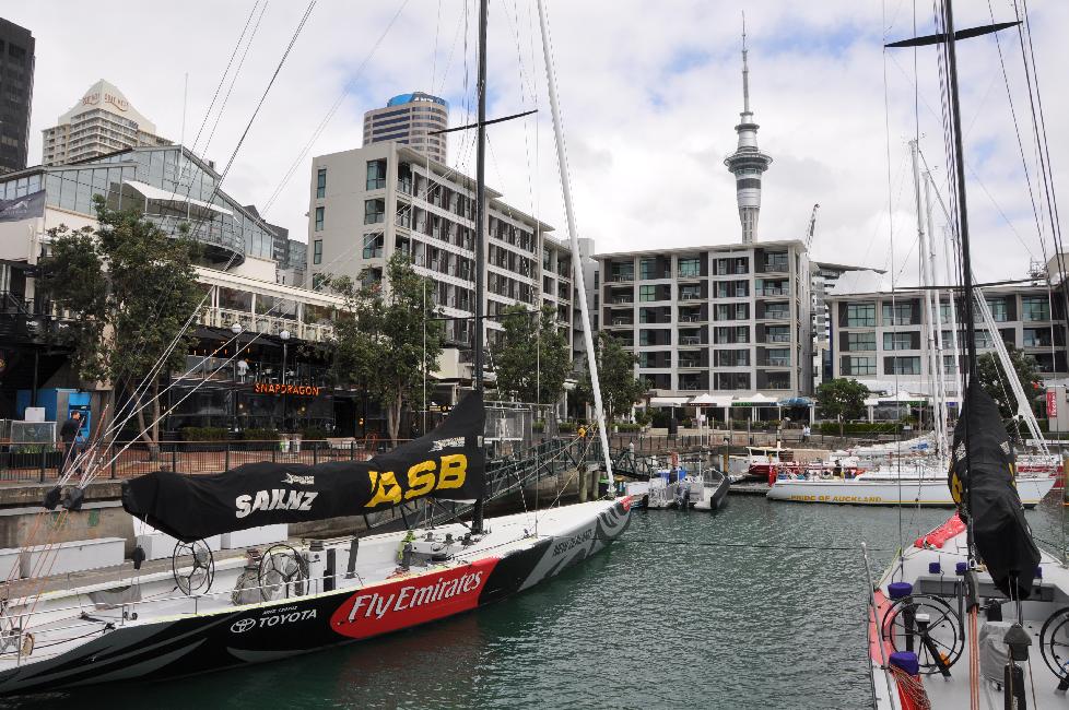 Le port d'Auckland dominé par la Skytower