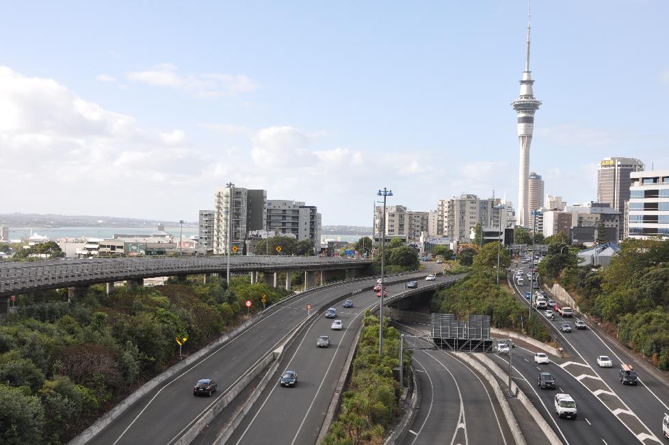 La Skytower depuis le noeud autoroutier