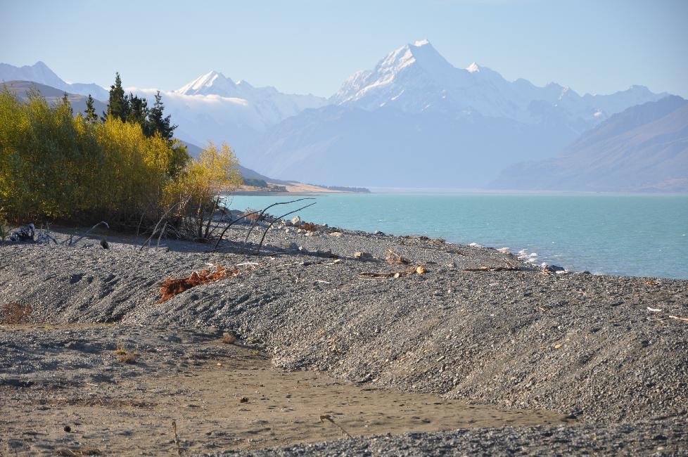 Lac Pukaki ; au fond, le mont Cook